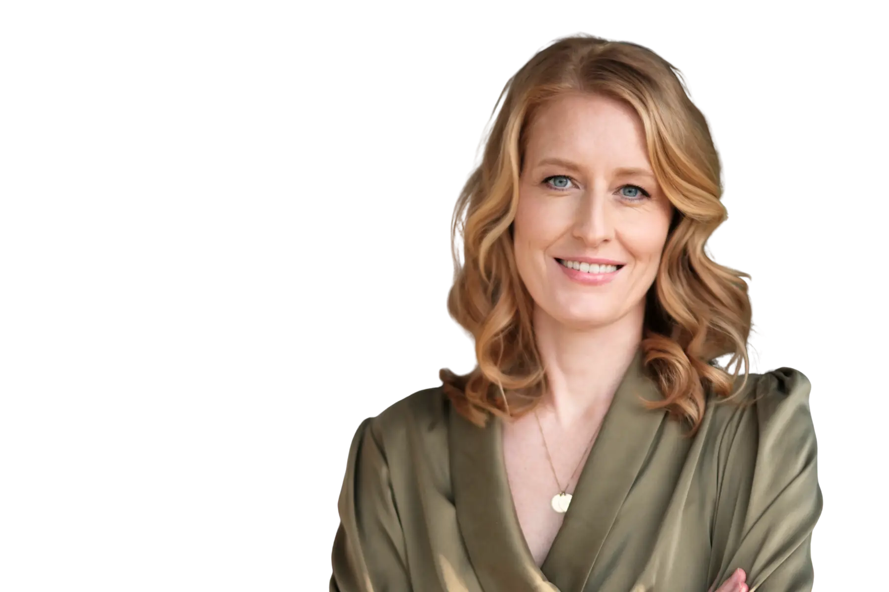 Porträt-Freisteller von Julia Bösch mit schulterlangen, gewellten Haaren, lächelnd in einer olivgrünen Bluse vor weißem Hintergrund.