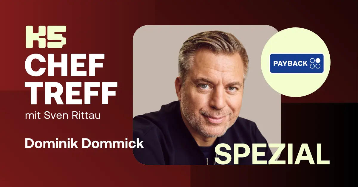 Podcast-Cover der K5 ChefTreff Spezialfolge mit Dominik Dommick. Zu sehen ist Dominik Dommick, Gesch&auml;ftsf&uuml;hrer von Payback, vor einem dunkelroten Hintergrund. Rechts das Payback-Logo in einem hellgelben Kreis. Titel: &bdquo;K5 CHEF TREFF mit Sven Rittau&ldquo;, &bdquo;Dominik Dommick&ldquo; und der Schriftzug &bdquo;SPEZIAL&ldquo; in blassgelber Schrift.