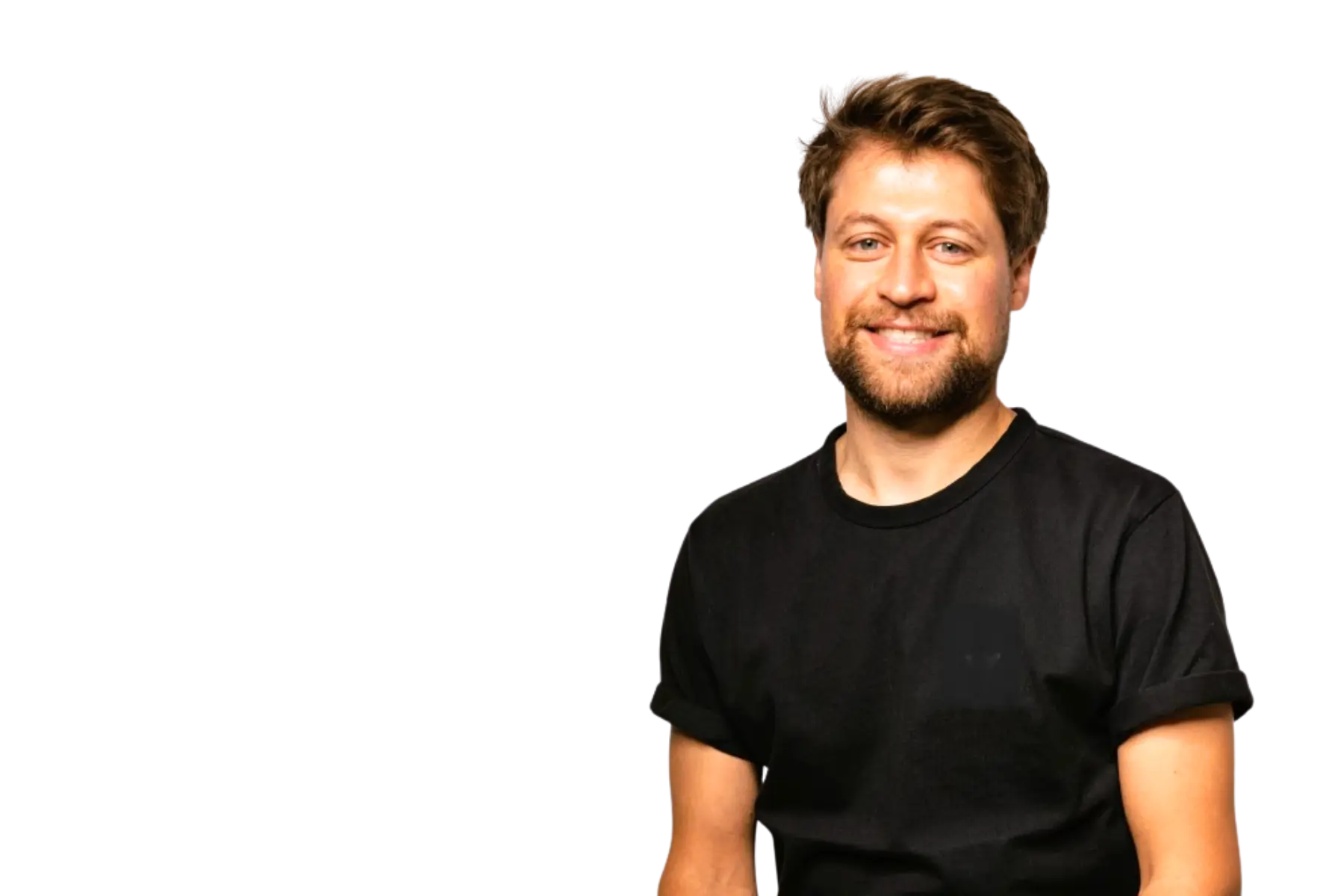Porträt-Freisteller von Philip Clas, Chief Digital Officer bei Teveo, lächelnd in einem schwarzen T-Shirt vor weißem Hintergrund.