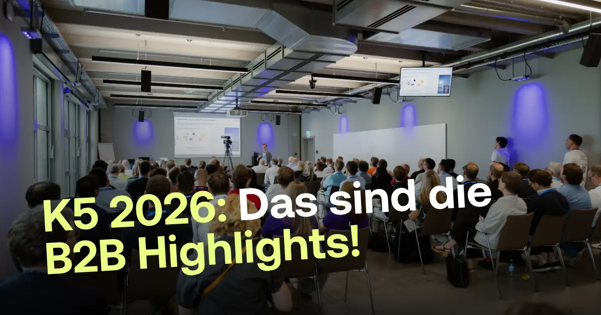 Ein gut besuchter Konferenzraum auf der K5 2025. Ein Redner steht vorne auf der B&uuml;hne vor einer Pr&auml;sentationsleinwand, w&auml;hrend das Publikum in Stuhlreihen konzentriert zuh&ouml;rt.