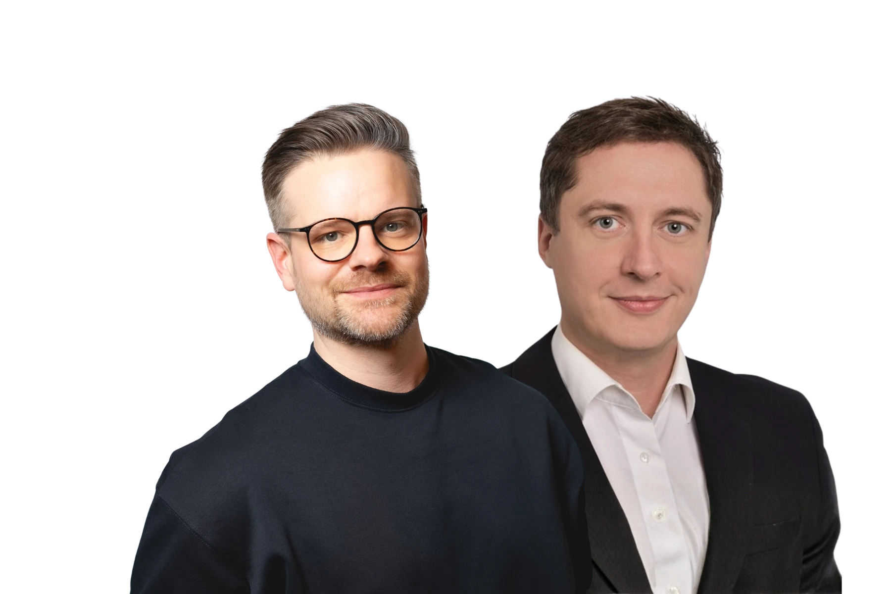 Gemeinsamer Porträt-Freisteller von Stefan Becker von Braze im dunklen Pullover mit Brille und Markus Dümmler von DocMorris im dunklen Sakko mit weißem Hemd.