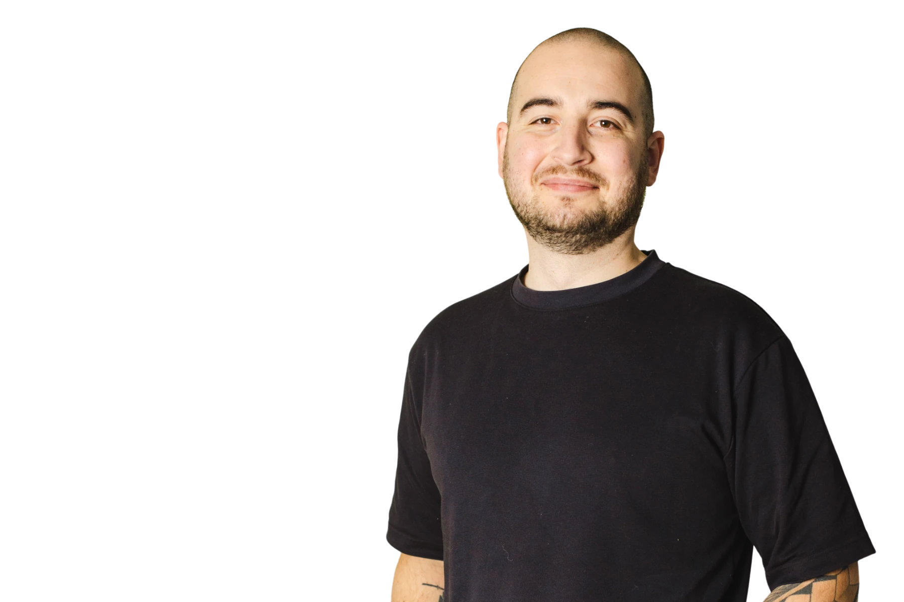 Porträt-Freisteller von David Rau, Geschäftsführer von Löwenzahn Organics, lächelnd in einem schwarzen T-Shirt vor weißem Hintergrund.