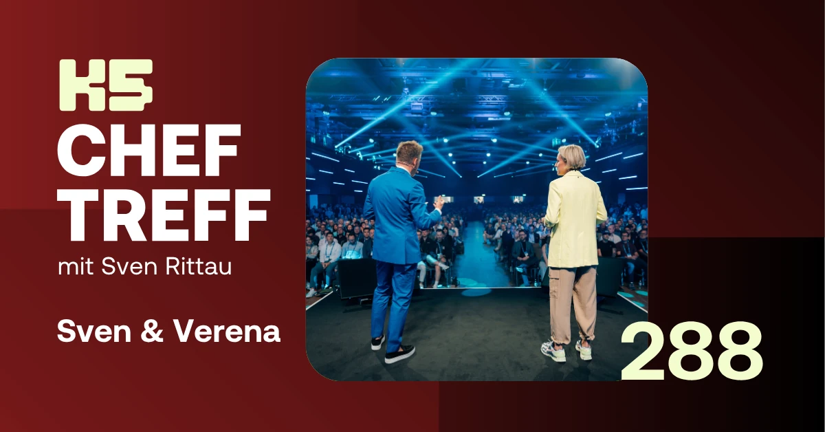 K5 ChefTreff Ank&uuml;ndigungs-Thumbnail Folge 288 mit Sven Rittau und Verena Schl&uuml;pmann von hinten auf der B&uuml;hne blickend in den gef&uuml;llten Konferenzsaal der K5 Future Retail Conference.