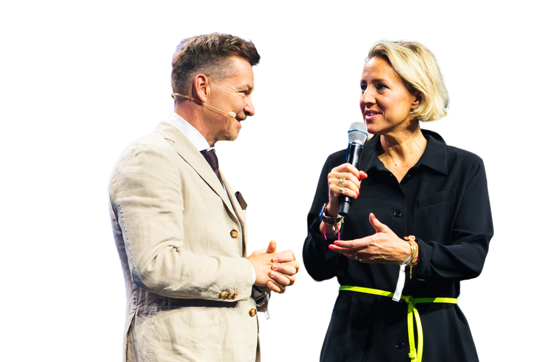 Gemeinsamer Porträt-Freisteller von Verena Schlüpmann im gelben Blazer und Sven Rittau im blauen Anzug mit K5-Namensschildern vor weißem Hintergrund.