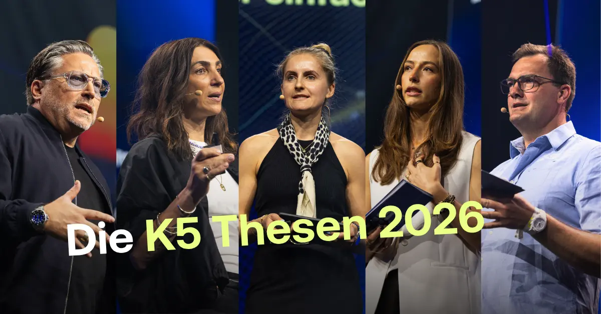Eine Fotocollage aus f&uuml;nf nebeneinander angeordneten Portr&auml;ts von den K5 Thesen Hosts, die auf einer B&uuml;hne sprechen oder pr&auml;sentieren. Ein gelb-wei&szlig;er Schriftzug &bdquo;Die K5 Thesen 2026&ldquo; liegt &uuml;ber der unteren Bildh&auml;lfte.